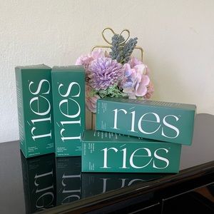 reis Essential Travel Bottles Set of 4 - NEW